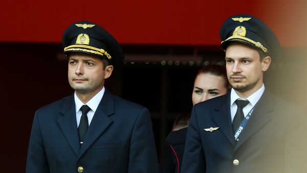 Damir Yusúpov y Gueorgui Murzin, comandante y copiloto del Airbus A321 de Ural Airlines que aterrizó en un maizal cerca de Moscú - Sputnik Mundo