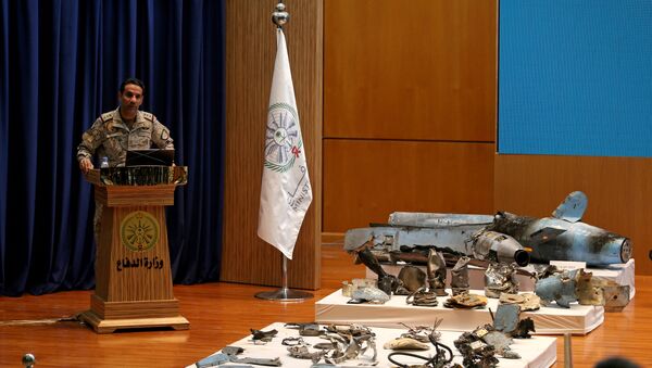 El portavoz del Ministerio de Defensa saudí, Turki Maliki, muestra las pruebas de implicación de Irán en los ataques contra refinerías - Sputnik Mundo