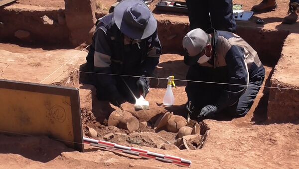 Arqueólogos bolivianos encuentran vasijas precolombinas en Tiwanaku - Sputnik Mundo