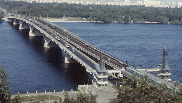 Puente Metro sobre el río Dniéper en Kiev - Sputnik Mundo