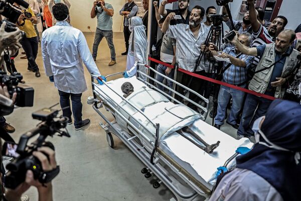 Журналисты вокруг мумии Сеннеджема в Египетском национальном музее - Sputnik Mundo