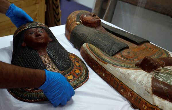 Маска жены Сеннеджема в Египетском национальном музее - Sputnik Mundo