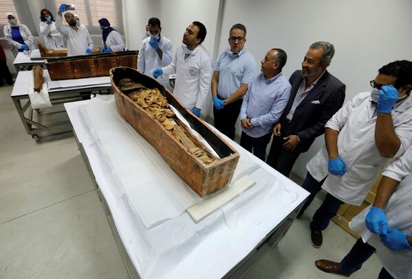 Археологи у муми Сеннеджема  в Египетском национальном музее - Sputnik Mundo
