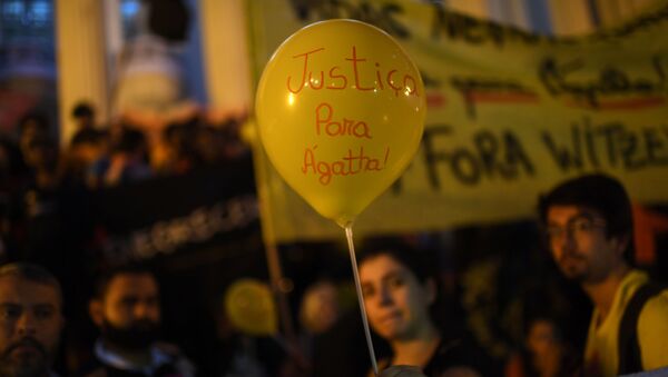 Una mujer sostiene un globo que dice Justicia para Agatha, durante la protesta contra la violencia policial en Rio de Janeiro - Sputnik Mundo