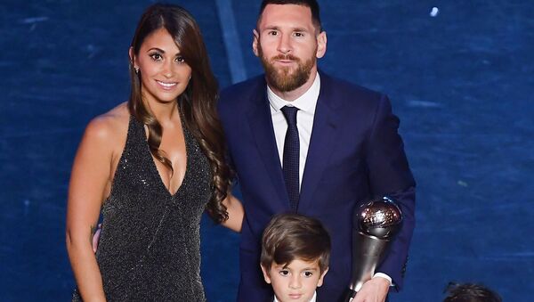 Футболист Лионель Месси с женой и детьми на церемонии вручения наград ФИФА в Италии - Sputnik Mundo