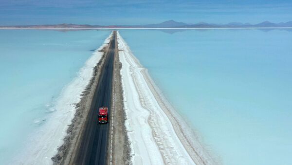 Аэрофотоснимок грузовика на дороге соляной равнины Уюни, Боливия - Sputnik Mundo