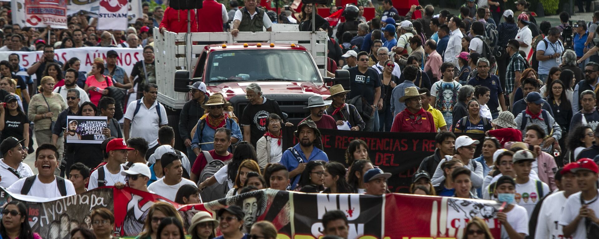 Asistentes a la manifestación en ciudad de México por los cinco años de la desaparición forzada de los 43 estudiantes de la normal rural de Ayotzinapa en el anti-monumento que recuerdo este crimen.  - Sputnik Mundo, 1920, 02.07.2020