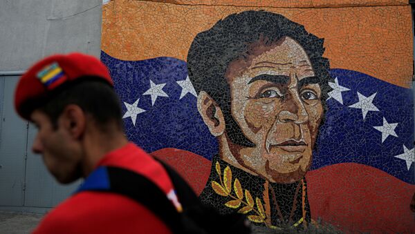 Retrato de Simón Bolívar en la bandera de Venezuela - Sputnik Mundo