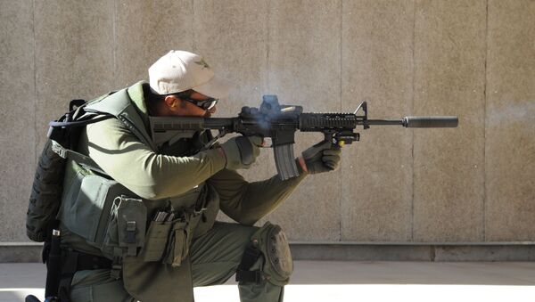 Un agente de SWAT dispara con un AR-15 - Sputnik Mundo