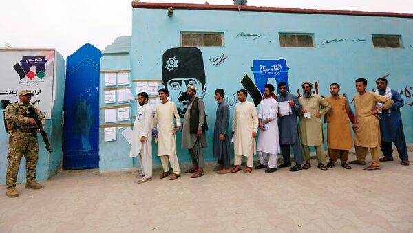 Hombres haciendo cola para votar en las presidenciales afganas - Sputnik Mundo