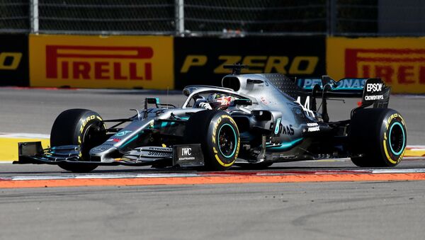 El Mercedes de Lewis Hamilton durante el GP de Sochi - Sputnik Mundo