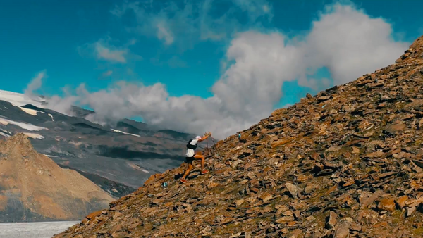 Un participante de la carrera montaña Elbrus Race - Sputnik Mundo
