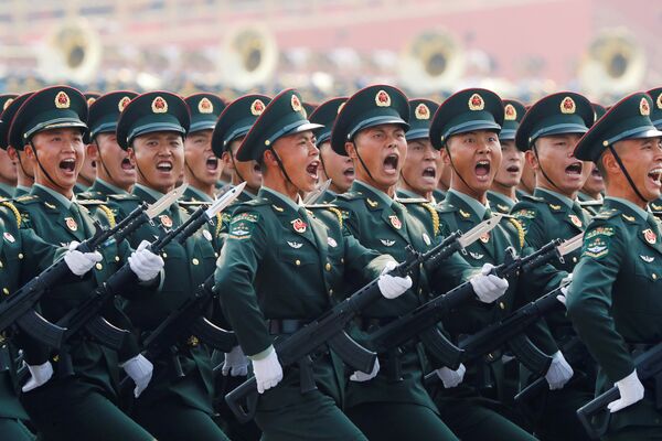 Солдаты армии Китая на военном параде в честь 70-летия образования КНР в Пекине  - Sputnik Mundo