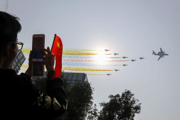 Фотографирование авиации на военном параде в честь 70-летия образования КНР в Пекине - Sputnik Mundo