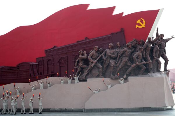 Артисты на военном параде в честь 70-летия образования КНР в Пекине - Sputnik Mundo