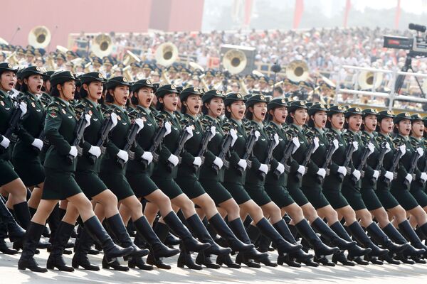 Soldados marchan durante el 70 aniversario del nacimiento de la República Popular China - Sputnik Mundo