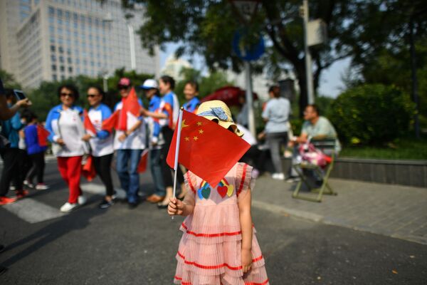 Девочка с китайским флагом на военном параде в честь 70-летия образования КНР в Пекине - Sputnik Mundo
