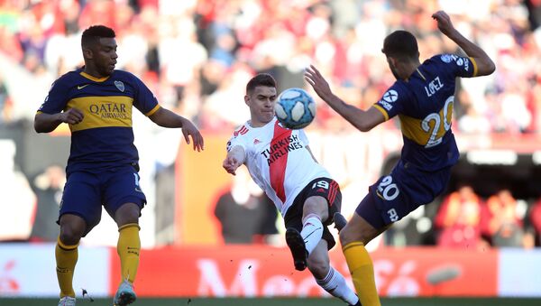 El futbolista de River Plate Rafael Santos Borré disputa el balón con Lisandro López de Boca Juniors - Sputnik Mundo