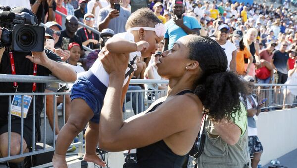 Allyson Felix con su hija Camryn tras la prueba de 400 metros del Campeonato de Atletismo de EEUU - Sputnik Mundo