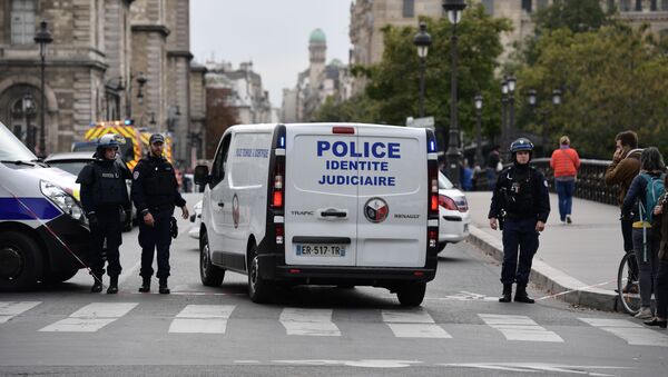 Policía de Francia en el lugar del ataque en París - Sputnik Mundo