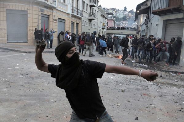 Demonstrators clash with riot police during protests in Quito, Ecuador - Sputnik Mundo
