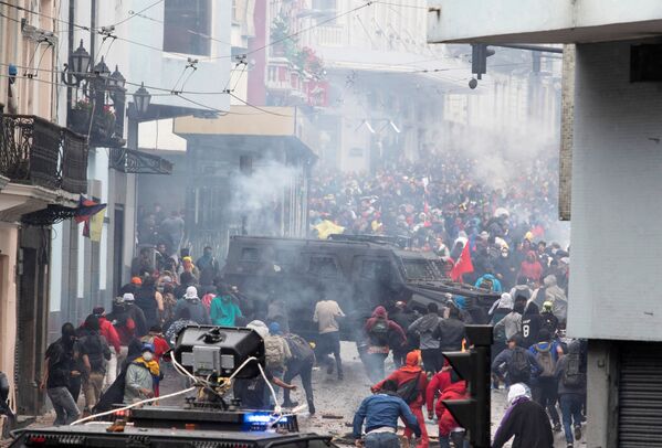Demonstrators clash with riot police during protests in Quito, Ecuador October 3, 2019 - Sputnik Mundo