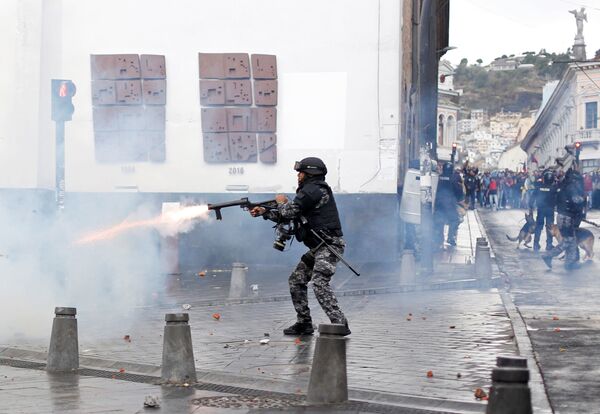 Riot police clash with demonstrators during protests in Quito, Ecuador October 3, 2019 - Sputnik Mundo