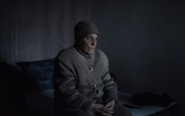 Zinaída Pavlova, residente del pueblo Kominternovo de la región de Donetsk (foto de la serie Zona Gris) - Sputnik Mundo