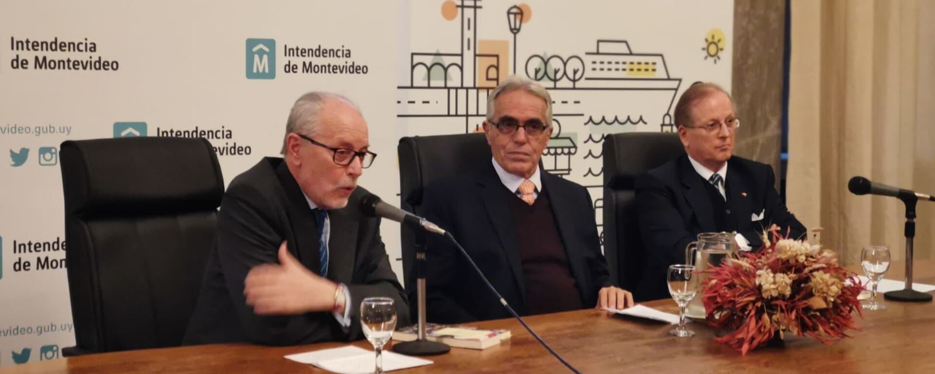 Al centro de la mesa, Diego García Sayán, excanciller y es ministro de Justicia de Perú durante la presentación de su libro 'Cambiando el Futuro' en Uruguay Al centro de la mesa, Diego García Sayán, excanciller y es ministro de Justicia de Perú durante la presentación de su libro 'Cambiando el Futuro' en Uruguay - Sputnik Mundo, 1920, 03.01.2022