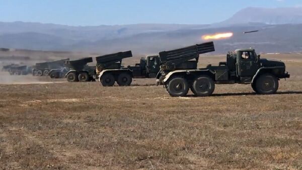 El Tornado-G ruso lanza misiles en Daguestán - Sputnik Mundo