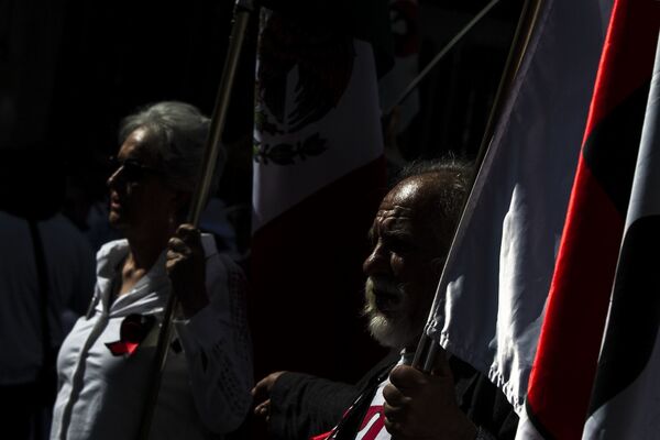 El aniversario de la masacre de Tlatelolco sacó a la luz un choque generacional (fotos) El aniversario de la masacre de Tlatelolco sacó a la luz un choque generacional (fotos) - Sputnik Mundo