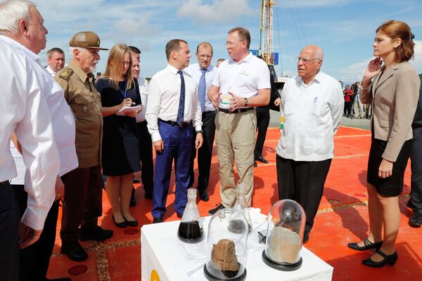 El primer ministro ruso, Dmitri Medvédev, en la perforación de un pozo horizontal en Cuba - Sputnik Mundo