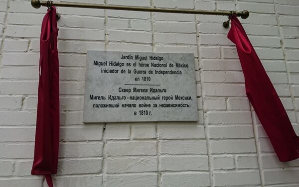 La placa en honor a Miguel Hidalgo y Costilla - Sputnik Mundo