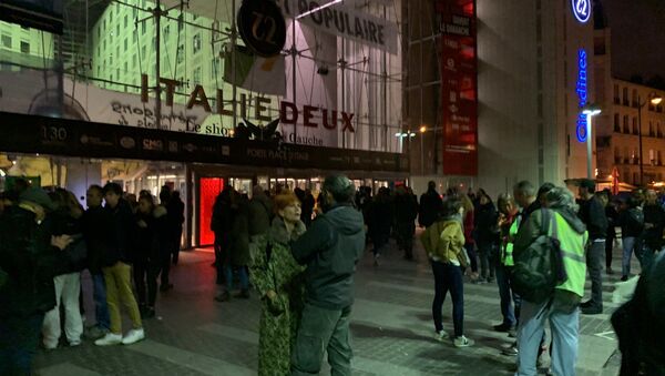 Activistas de Extinction Rebellion, apoyados por los 'chalecos amarillos', en el centro comercial Italia 2 en París, Francia - Sputnik Mundo