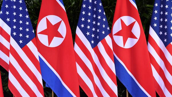 Banderas de Corea del Norte y de EEUU - Sputnik Mundo