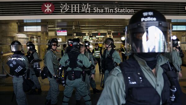 Policías en una estación de metro en Hong Kong - Sputnik Mundo