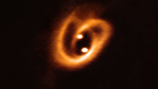 Imagen de un 'pretzel cósmico' tomada por el radiotelescopio ALMA - Sputnik Mundo