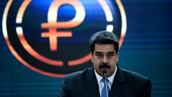 Nicolás Maduro, presidente de Venezuela, y el logo del petro, criptomoneda venezolana - Sputnik Mundo