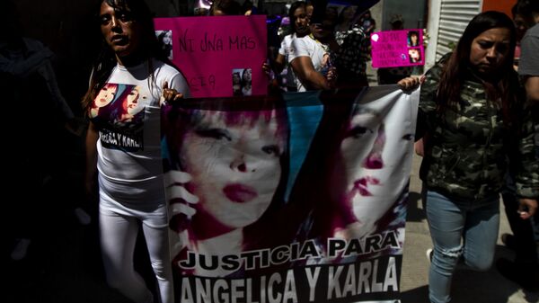 Familia de Angélica y Karla, madre e hija asesinadas en la colonia Jardines de Morelos, durante la caravana contra los feminicidios en Ecatepec, Estado de México - Sputnik Mundo