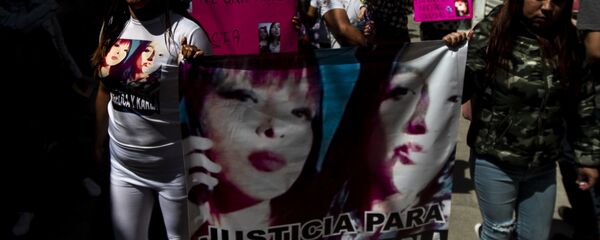 Familia de Angélica y Karla, madre e hija asesinadas en la colonia Jardines de Morelos, durante la caravana contra los feminicidios en Ecatepec, Estado de México Familia de Angélica y Karla, madre e hija asesinadas en la colonia Jardines de Morelos, durante la caravana contra los feminicidios en Ecatepec, Estado de México - Sputnik Mundo