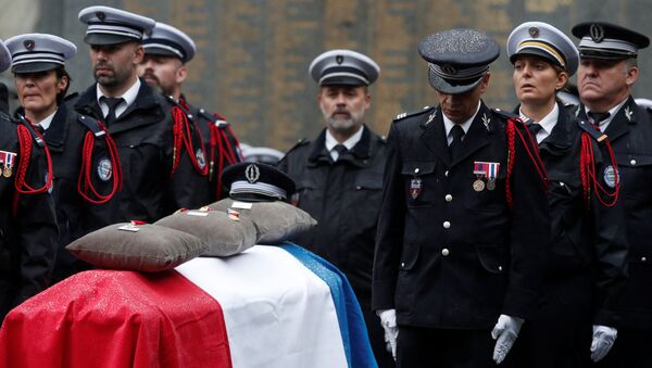 Ceremonia de despedida de los policías asesinados en la Prefectura de París - Sputnik Mundo