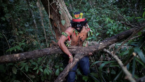 Un indígena en Amazonía - Sputnik Mundo