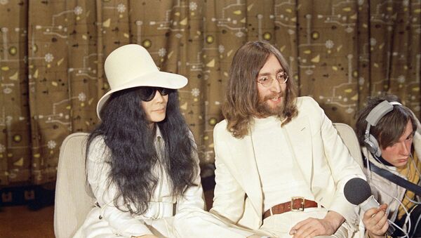 John Lennon junto a su esposa, Yoko Ono - Sputnik Mundo