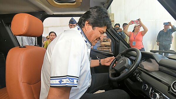 El presidente de Bolivia, Evo Morales, probando un coche eléctrico ensamblado en la ciudad Cochabamba - Sputnik Mundo