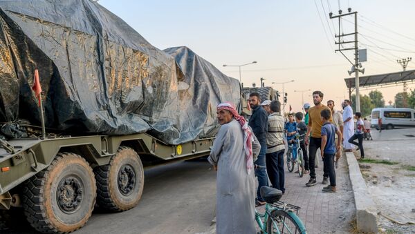 Los civiles cerca de un convoy de blindados turcos - Sputnik Mundo