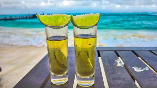 2 'shots' de tequila en la playa - Sputnik Mundo