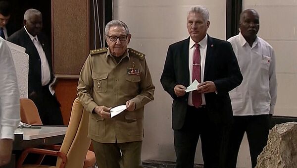 El presidente de Cuba, Miguel Díaz-Canel junto a Raúl Castro, primer sercretario del Partido Comunista de Cuba (PCC) - Sputnik Mundo