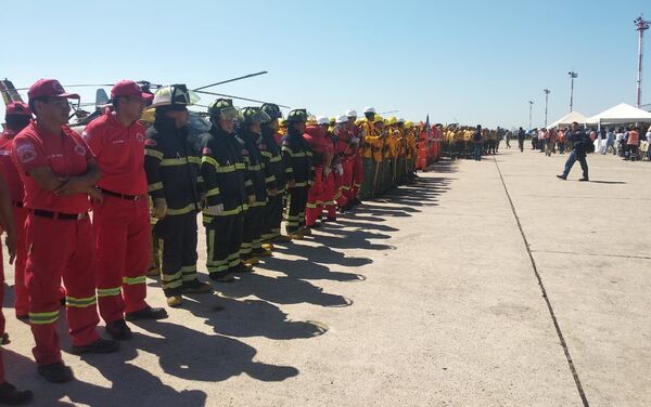 Los bomberos bolivianos de despidan del avión contraincendios ruso Il-76 - Sputnik Mundo