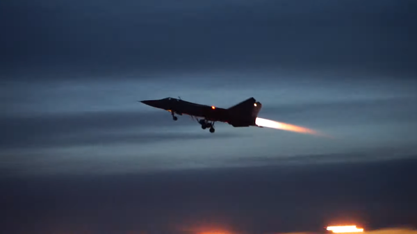 Los MiG-31 rusos realizan maniobras nocturnas en la estratosfera  - Sputnik Mundo