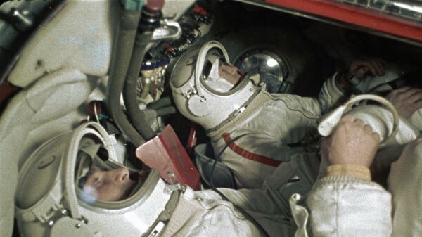 Los cosmonautas Pavel Belyaev (izquierda) y Alexei Leonov en el simulador de la nave espacial Voskhod 2 - Sputnik Mundo
